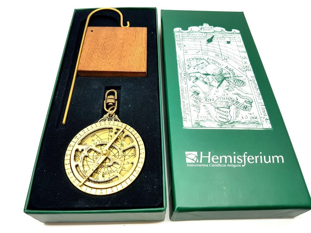 Miniaturowe astrolabium mosiężne  na zawiesiu