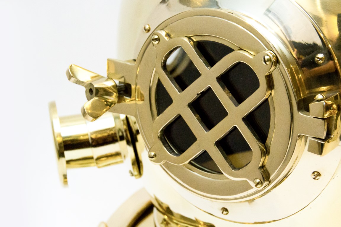 Wielki mosiężny hełm nurka retro