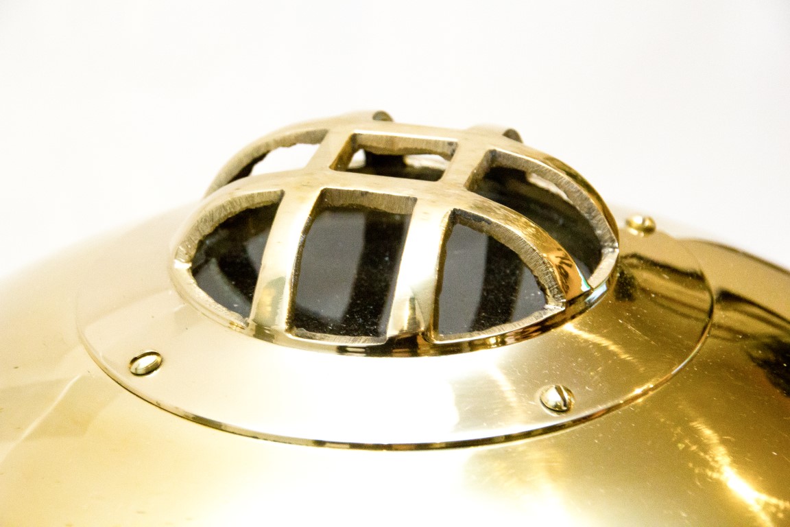 Wielki mosiężny hełm nurka retro