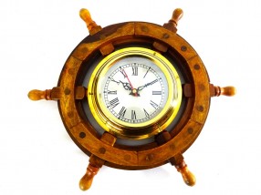 Zegar mosiężny w drewnianym kole sterowym 