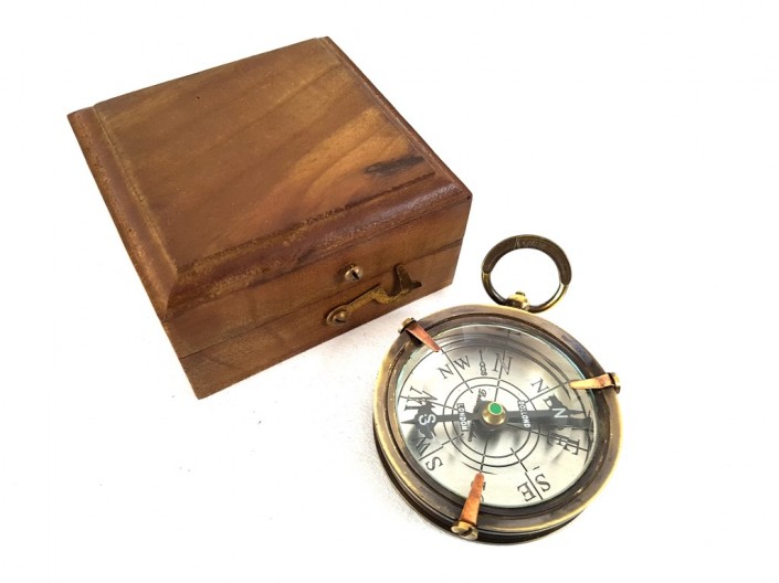 Mosiężny kompas w pudełku drewnianym