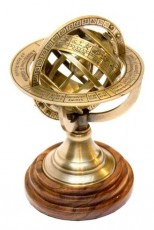 Astrolabium mosiężne na drewnianej podstawie ARM‑0