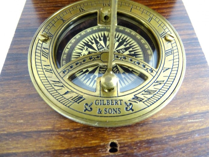 Kompas Gilbert w obudowie drewnianej